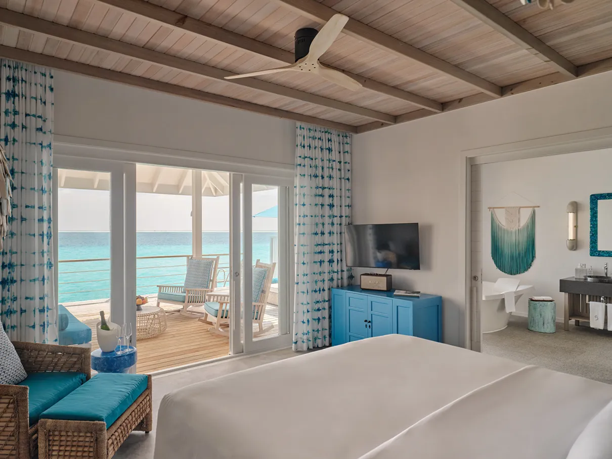 Lagoon Villa — interior com vista para a lagoa